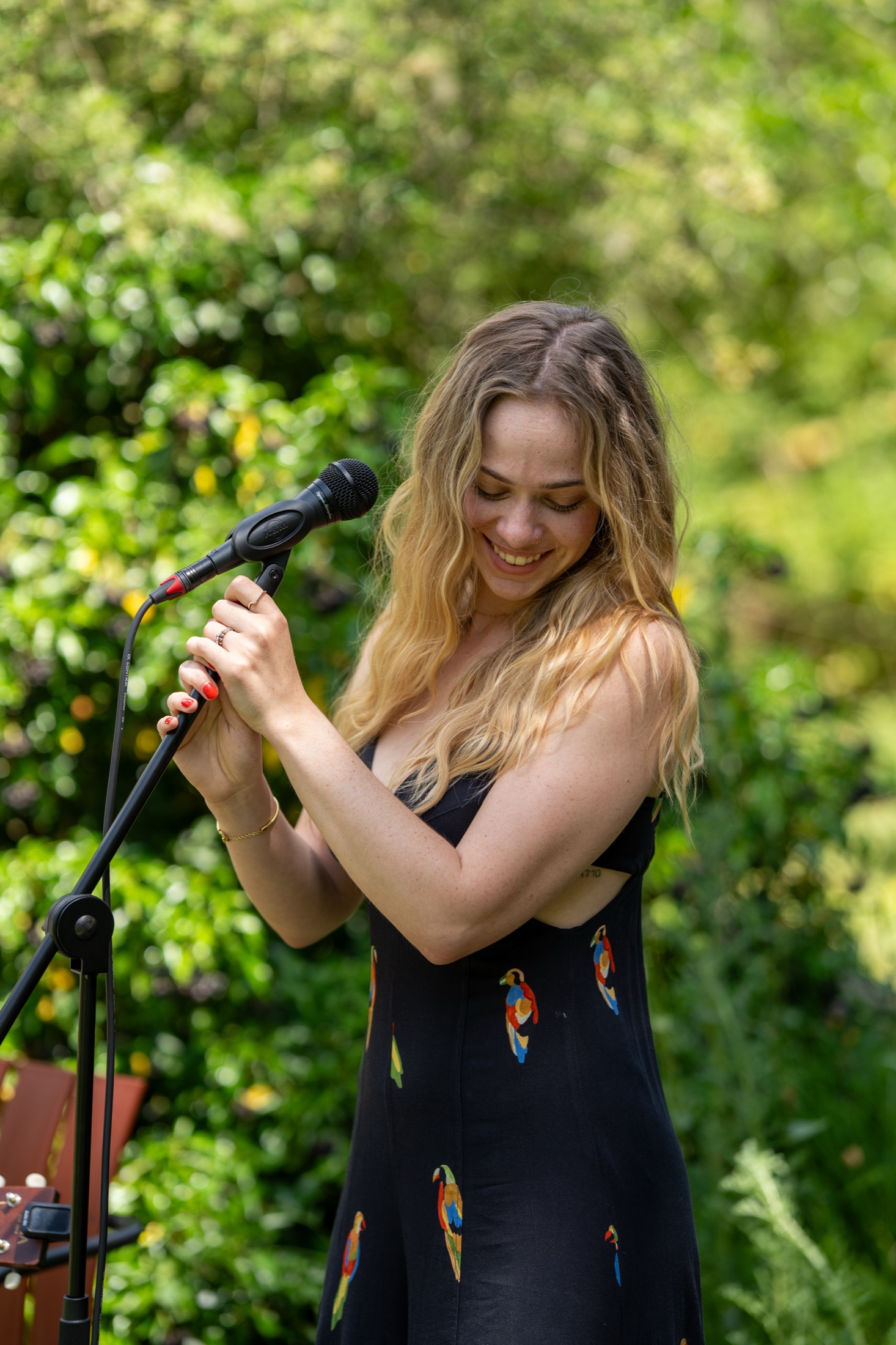 Helena singt in ein Mikrofon bei einem Open-Air-Anlass